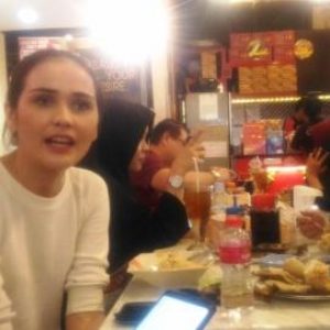 Kebiasaan Senk Lotta, Model Uzbek Saat Ke Palembang