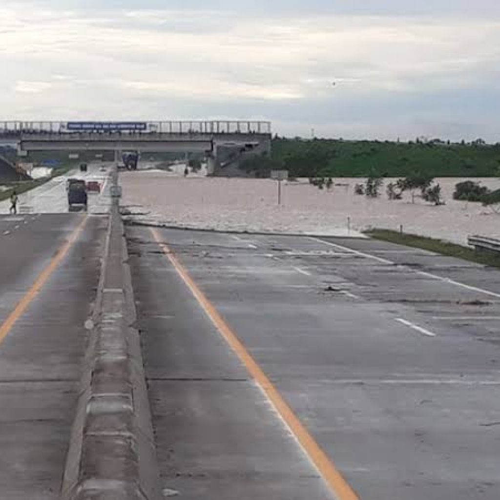 Jalan Tol  Madiun Tiba-tiba Menjadi Kolam Air, Akibat Terjangan Banjir Bandang