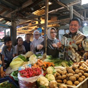 Pastikan Harga Stabil Jelang Ramadhan, Herman Deru Lakukan Sidak Pasar