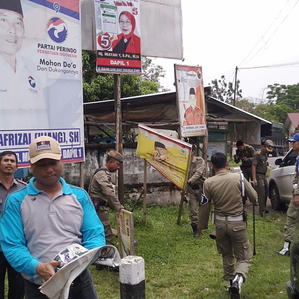 Masa Tenang, Bawaslu Kabupaten Muara Enim Beserta Tim Gabungan Sapu Bersih APK