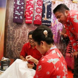 Buka Pameran di PALI, Gubernur dan Istri Ikut Membatik