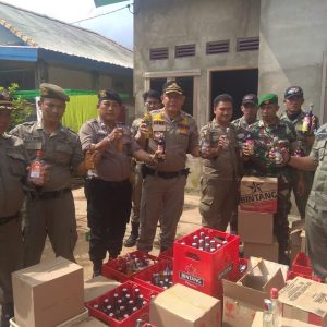 SatPol PP Palembang Bongkar Penimbunan Mikol Dalam Warung Manisan,