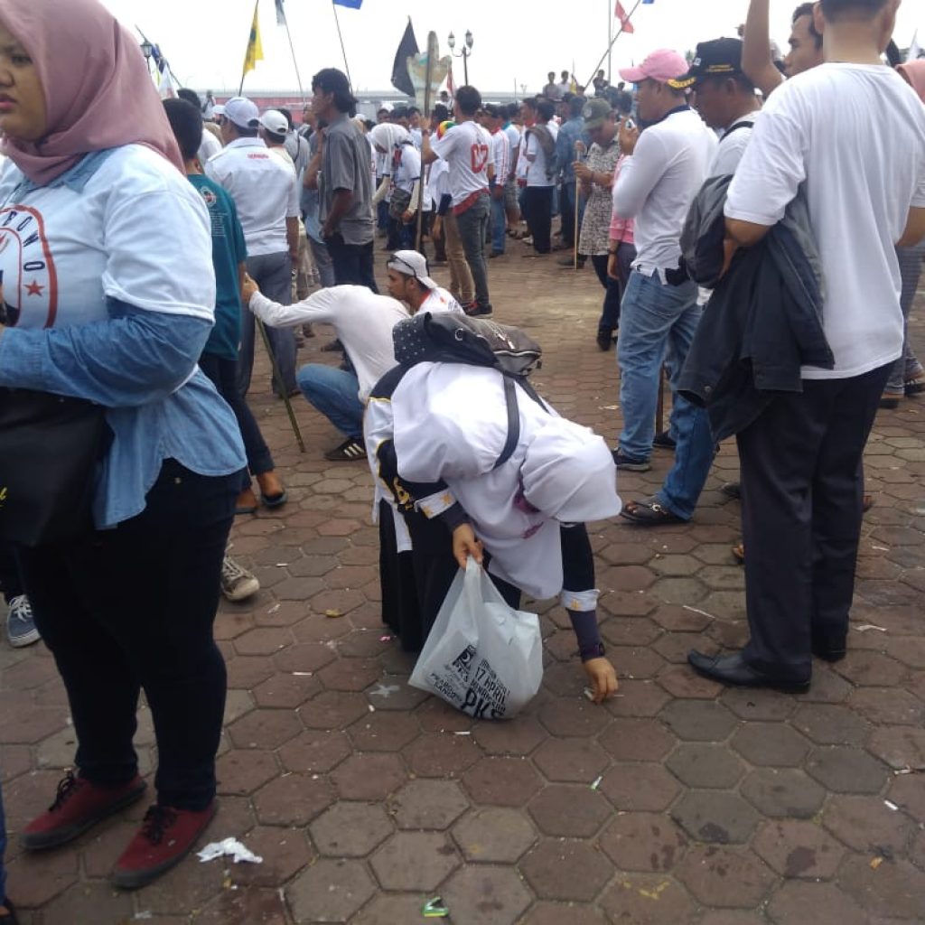 Pendukung Prabowo Bersihkan Sampah di BKB Usai Kampanye