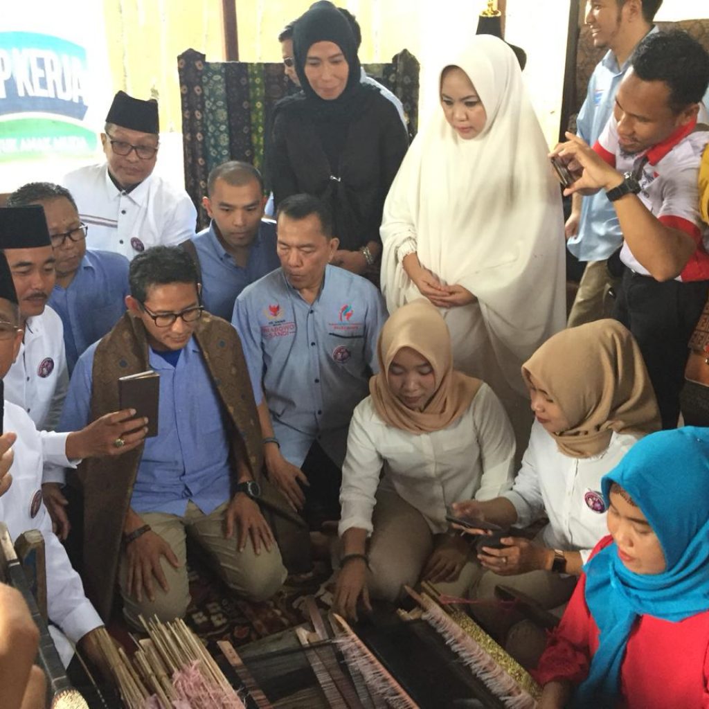 Sandiaga Uno Siap Bantu Pembiayaan Pengrajin Songket