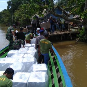 Ini Perjuangan Petugas Salurkan Logistik Pemilu Diwilayah Perairan Sumsel