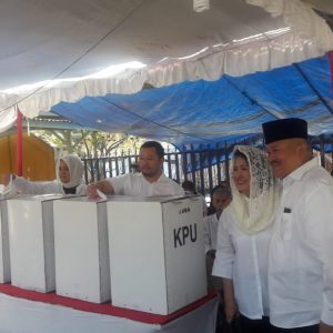 Kenakan Baju Putih, Alex Noerdin Nyoblos Bersama Keluarga