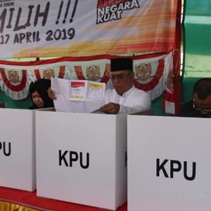 Bupati dan Wakil Bupati Muara Enim Berikan Hak Suaranya