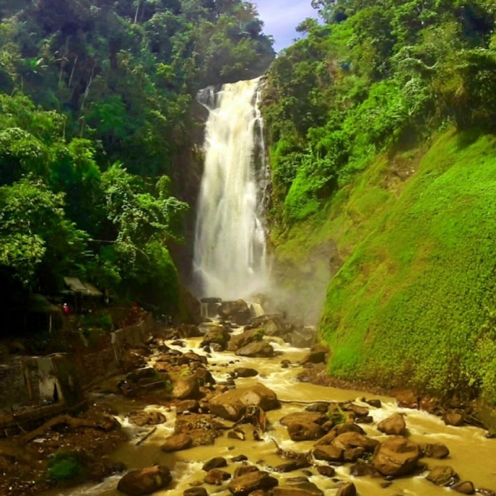 Indahnya Air Terjun Tertinggi Ke Empat di Indonesia