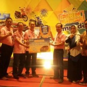 Nasabah Unit BRI Lemabang Mendapatkan Undian Mobil dari BRI Simpedes