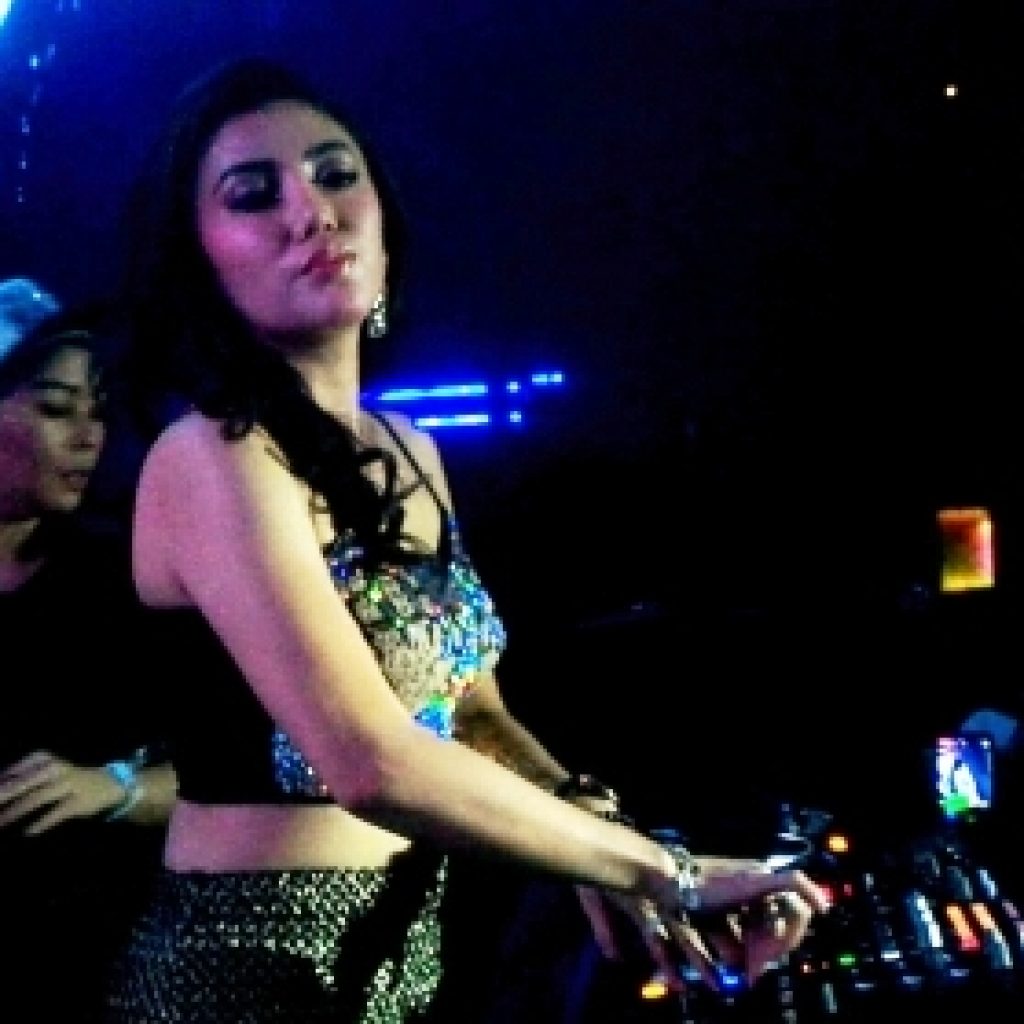 Lewat Musik Yang Dimainkannya Ririn Olivia Goyang Clubers theVenus Golden Hall