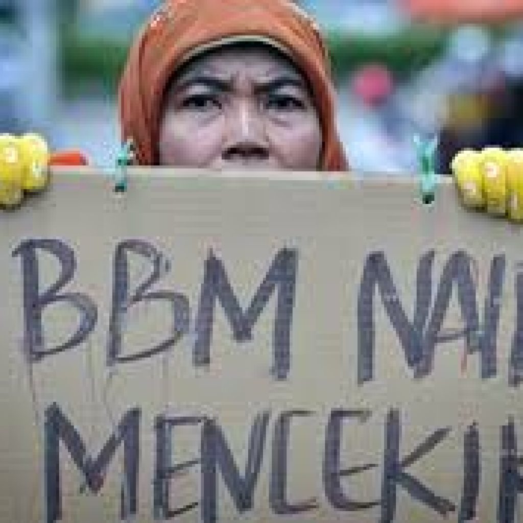 Ekonom Sarankan Presiden Terpilih Naikkan Harga BBM