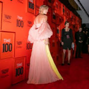 Taylor Swift Berdandan ALa Putri Disney