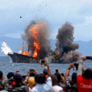 Menteri Susi Tenggelamkan 503 Kapal Pencuri Ikan, Terbanyak dari Negara Mana