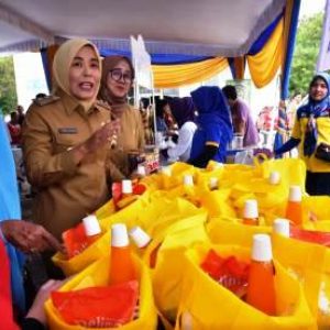 Fitri Buka Bazar Ramadan Dengan Berbagai Kebutuhan Pokok