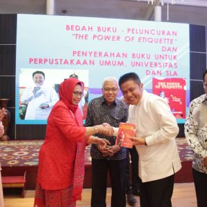 Sumsel Terima Donasi 300 Buku “The Power Of Etiquette” Dari Lembaga Pendidikan Carissa  