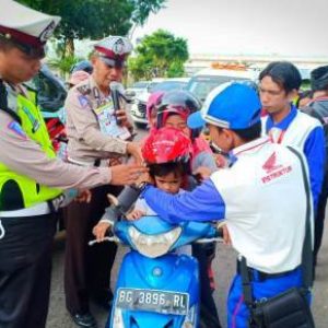 Astra Motor Bersama Polresta Palembang, Bagi 300 Takjil ke Setiap Pengendara di Kota Palembang