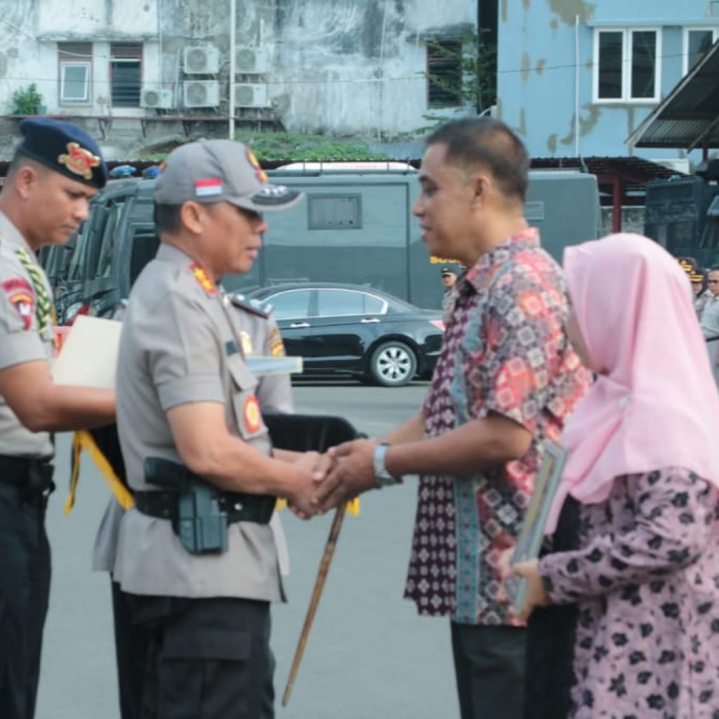 Kapolda Sumsel Berikan Penghargaan Bagi Briptu Randu, Yang Gugur Dalam Tugas Pengamanan Pemilu 2019