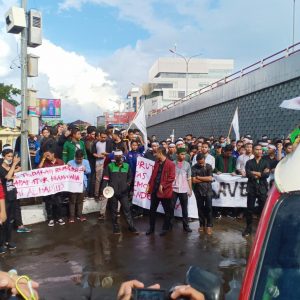 Ratusan Mahasiswa Palembang Lakukan Orasi Mengecam Aksi 22 Mei, di Mapolda Sumsel