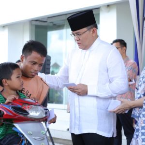 Dodi Reza Alex dan Keluarga Besar Berbagi Zakat Mal