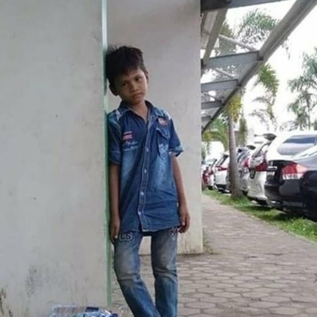 Kiki Rela Jualan Air Mineral, Untuk Biayai Ibunya Yang Sedang Sakit Kanker Serviks