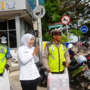 Jelang Buka Puasa Fitri Bagikan Takjil Dibeberapa Perempatan Jalan