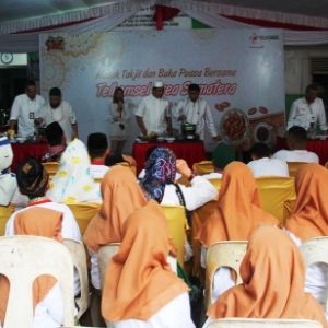 Telkomsel Masak Takjil Bareng Dhuafa Serentak Di 14 Kota Sumatera