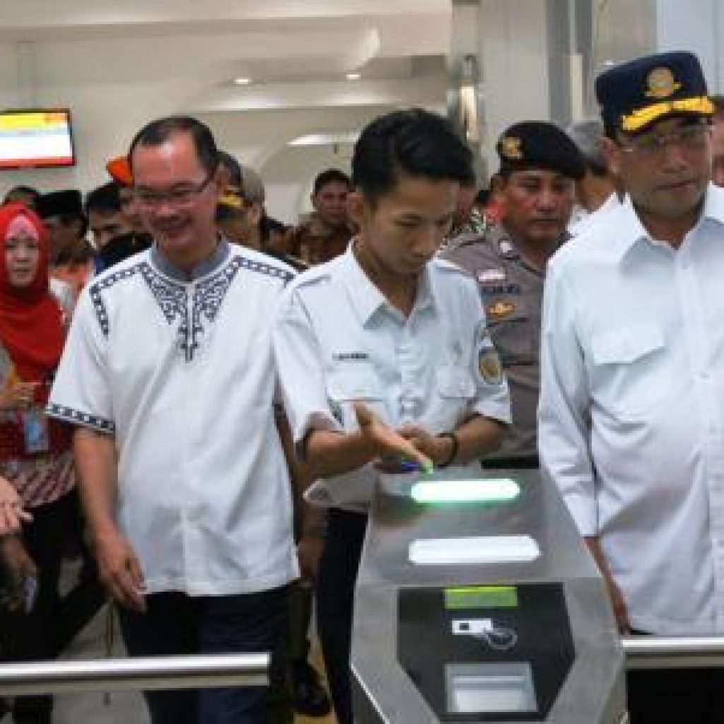 Pantau Perkembangan Jelang Mudik Lebaran Menhub Tinjau LRT dan Bus Damri