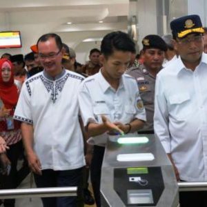 Pantau Perkembangan Jelang Mudik Lebaran Menhub Tinjau LRT dan Bus Damri