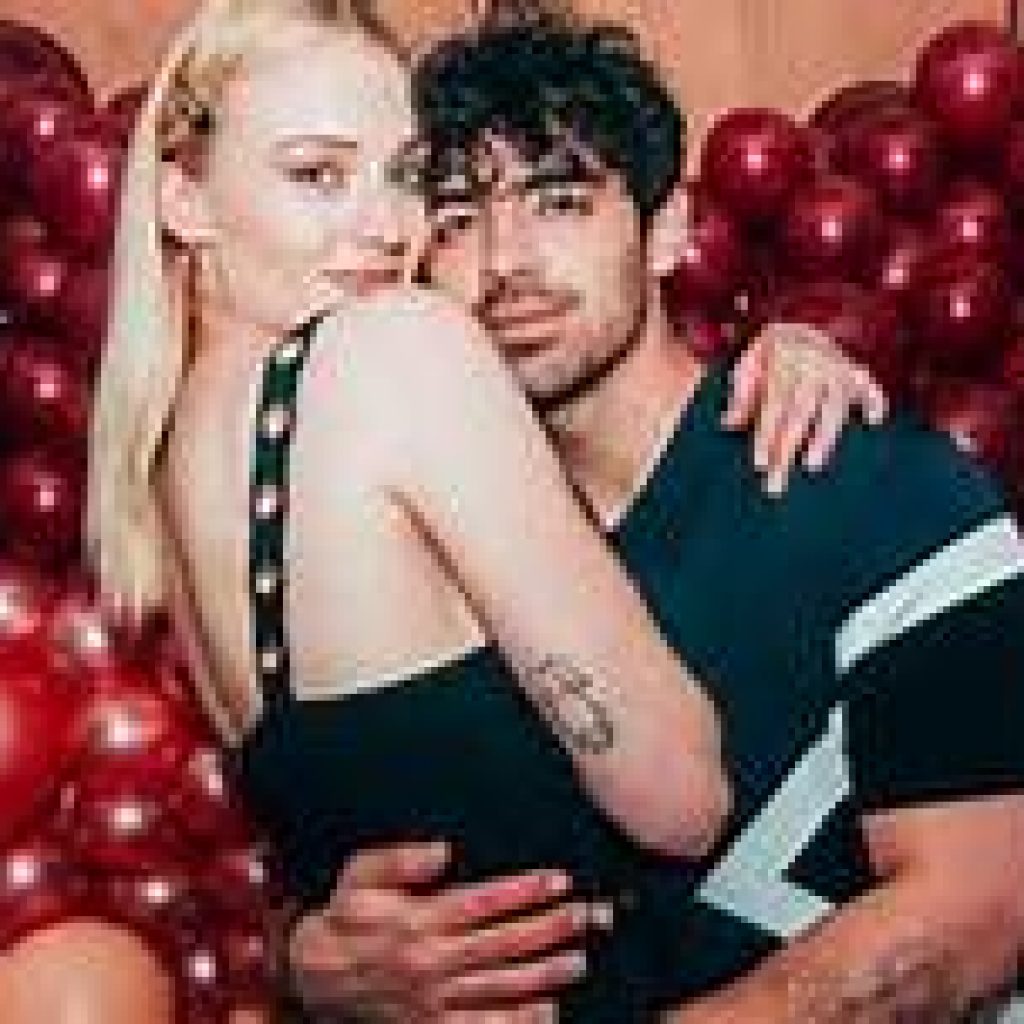 Joe Jonas-Sophie Turner Nikah di Vegas Untuk Senang-senang