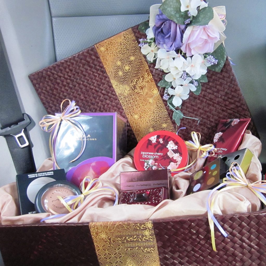 10 Kado Inspirasi Untuk Mertua Supaya Jadi Menantu Idaman.