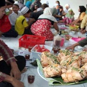 Berbut Ketupat Jembut Syawalan