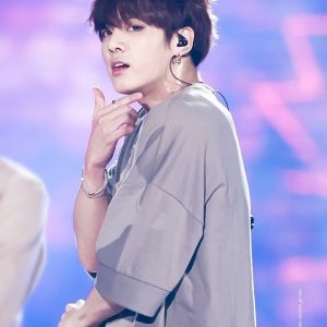 Aksi Jungkook BTS Lompat dari Atas Panggung Demi Hampiri Fans Difabel