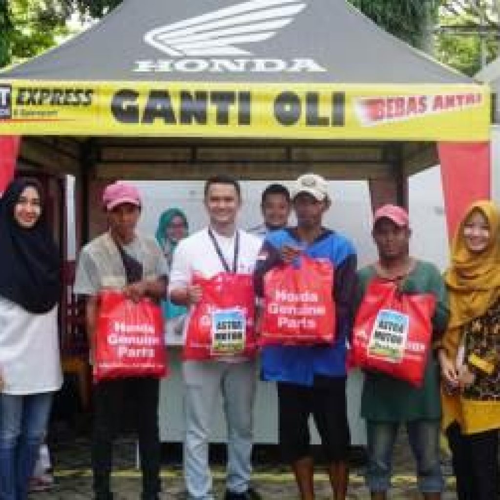 ASMO Bagikan Paket Sembako Gratis ke Masyarakat Sekitar Dalam Hut Ke-49