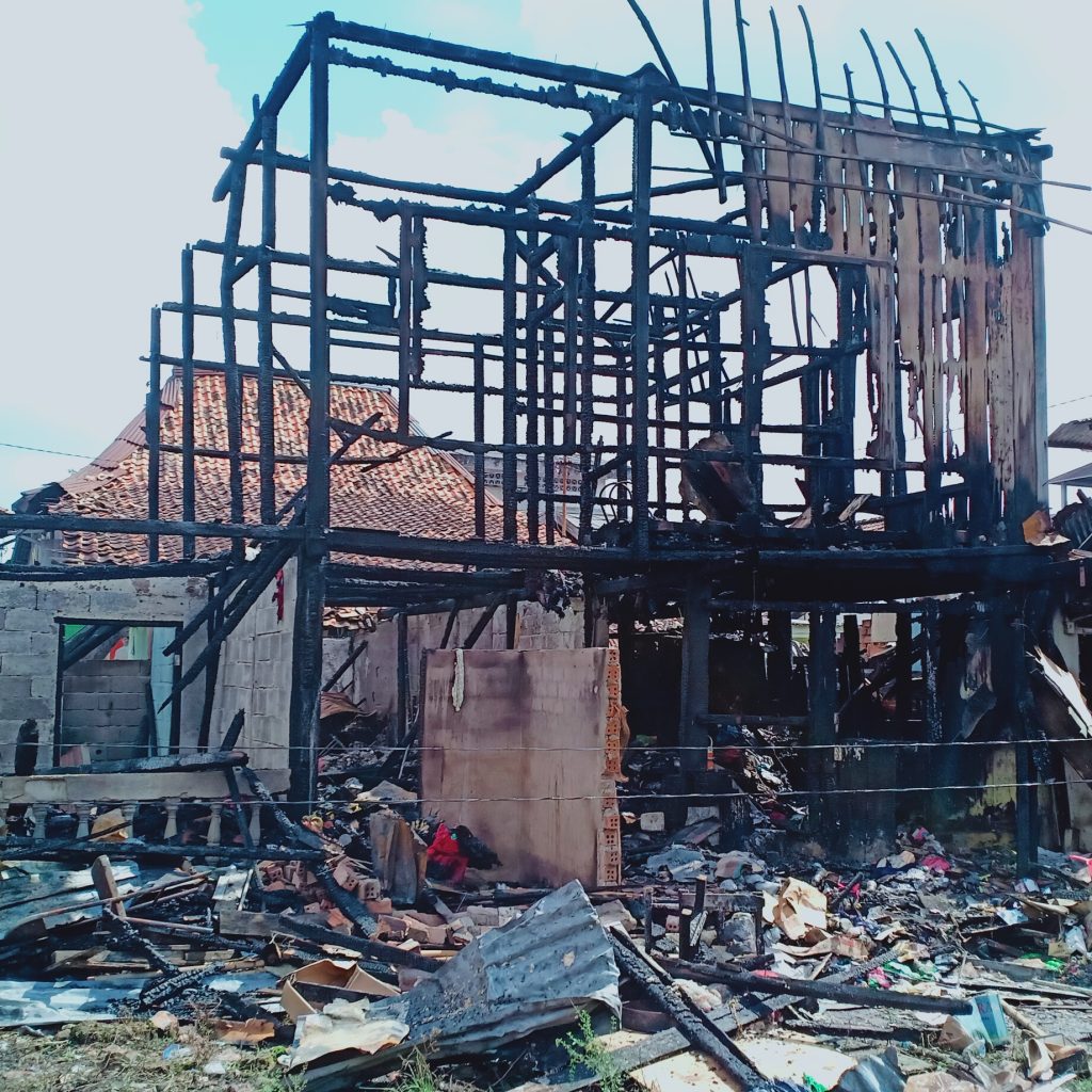 Si Jago Merah Hanguskan Satu Rumah Dengan Delapan KK