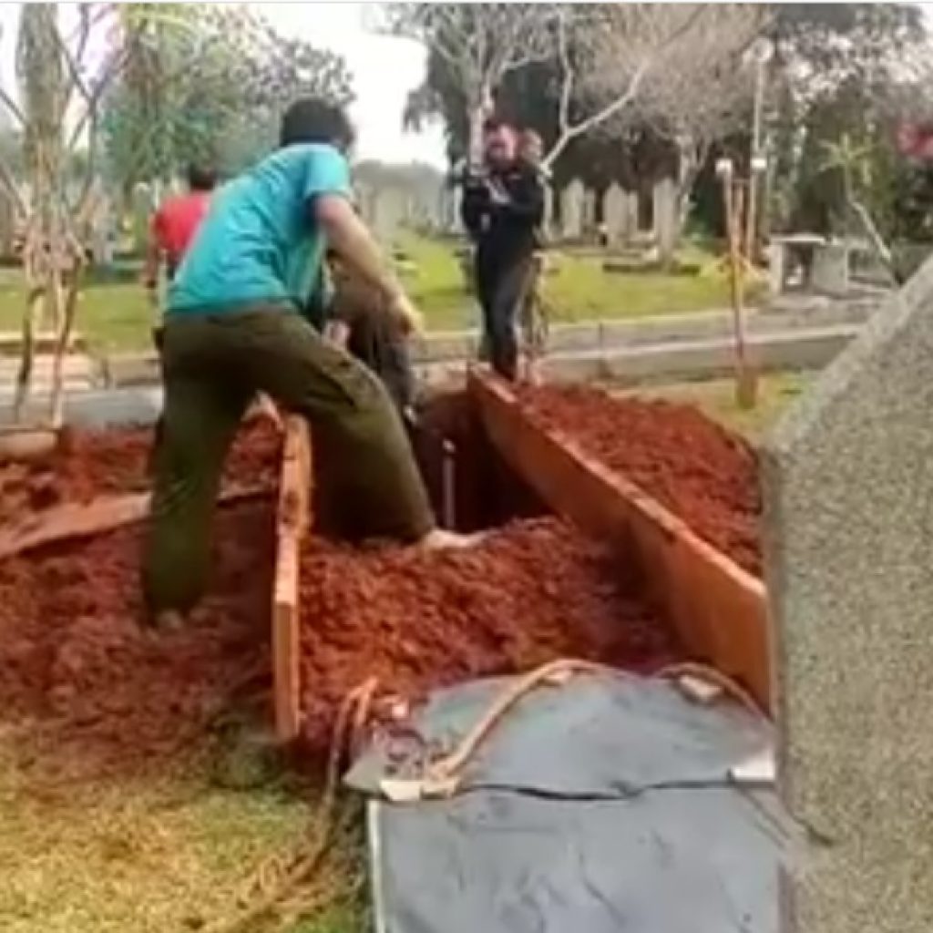 Ani Yudhoyono Dimakamkan Berdampingan di Pusara Ainun Habibie