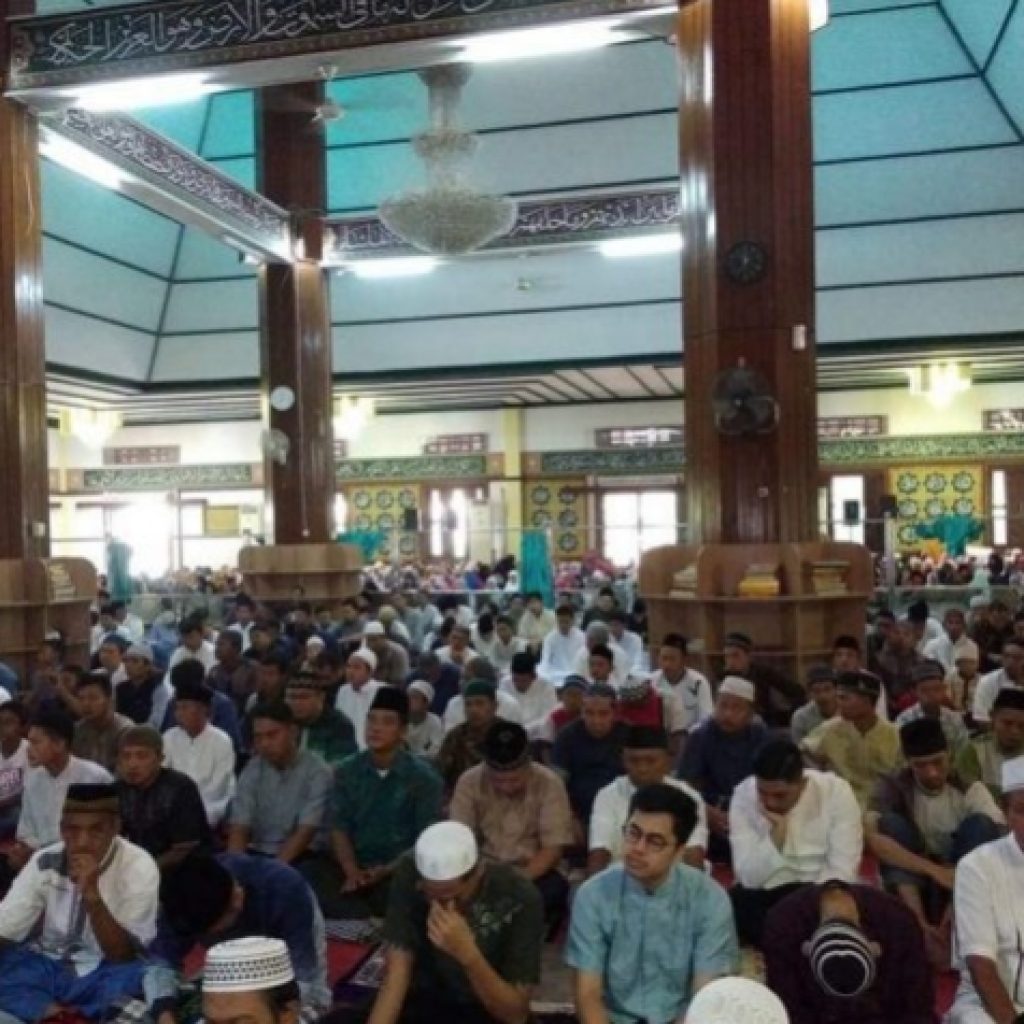 Ribuan Masyarakat Tanjung Enim Lakukan Shalat Ied Di Masjid Jamik Bukit Asam