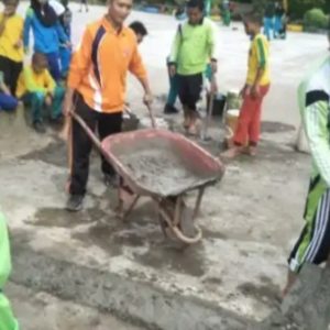 Cegah Banjir, Siswa MIN 3 Lakukan Kerja Bakti Sepanjang Jalan