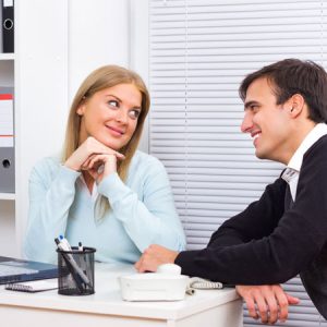 Naksir Teman Sekantor,Simak 5 Tips Berikut