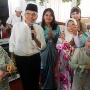 Nyanyi Bersama, Wagub dan Istri Sawer Masyarakat Yang Ikut Bergoyang 