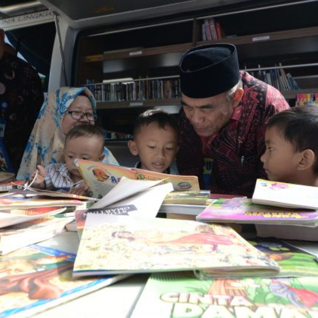 Kemendikbud Bagikan Buku Bacaan Gratis, Hibur Pemudik