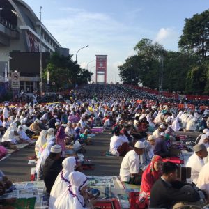 Momen Salat Idul Fitri, Lautan Manusia Padati Jembatan Ampera