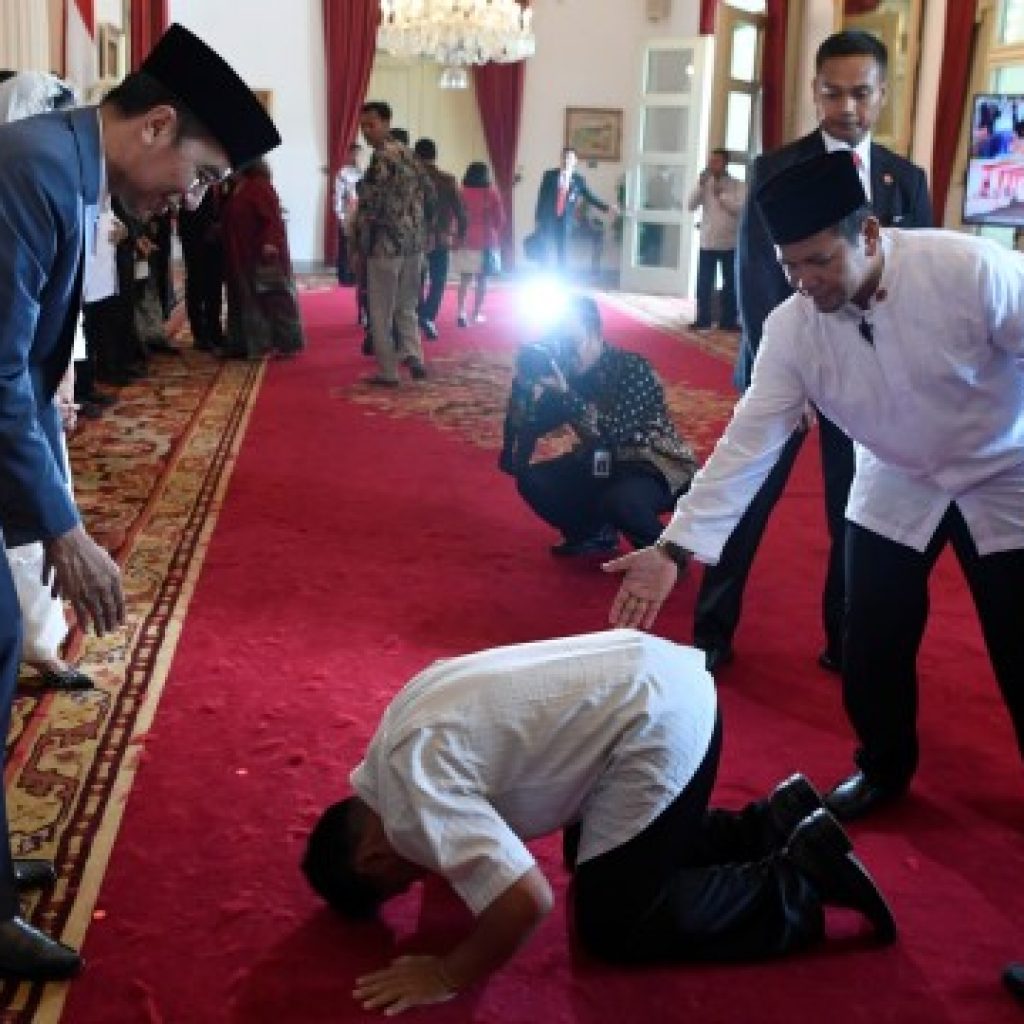 Ada Warga Sujud saat Open House, Ini Reaksi Jokowi