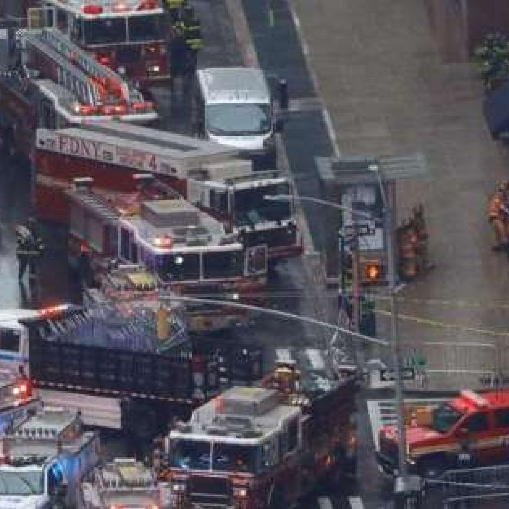 Detik-detik Helikopter Jatuh di Manhattan, AS