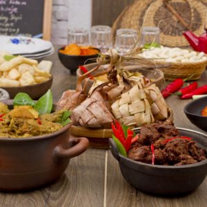 6 Strategi Agar Tak Berlebihan Makan Saat Lebaran