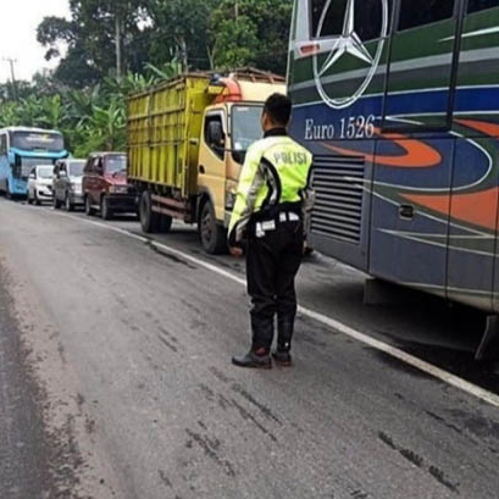 Truk Mogok, Jalur Lintas Tengah Muara Enim – OKU Macet Total