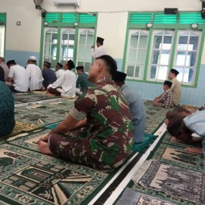 PERSONIL SATGAS PRA TMMD REG KE 105 KODIM 0716/DEMAK SHOLAT JUMAT BERSAMA WARGA