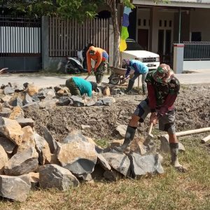 Satgas TMMD Yang Handal Pecah Batu