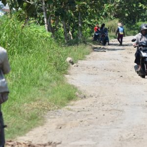 ”Terimakasih Pak Tentara, Jalan Berbatu Ini Akan Dibeton”