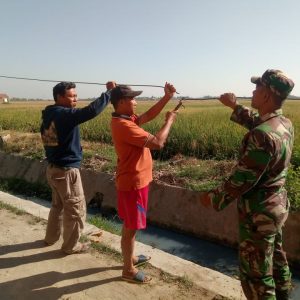 Benahi “Saluran Listrik” Putus Juga Dilakukan Satgas TMMD