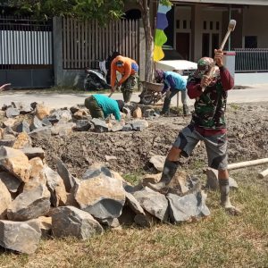 KERASNYA BATU TAK MENGALAHKAN SEMANGAT SATGAS TMMD KODIM 0716/DEMAK
